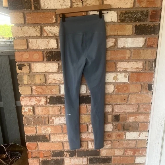 ALO YOGA GRAY RIPPED HIGH WAIST WARRIOR LEGGING - Picture 5 of 6